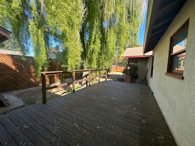 Building Photo - 406 N Santa Cruz Ave