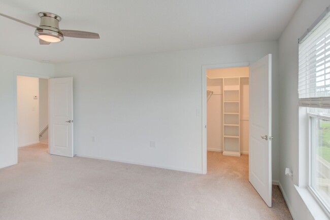 Building Photo - 3 Bed, 2.5 Bath Condo in Hickory School Di...