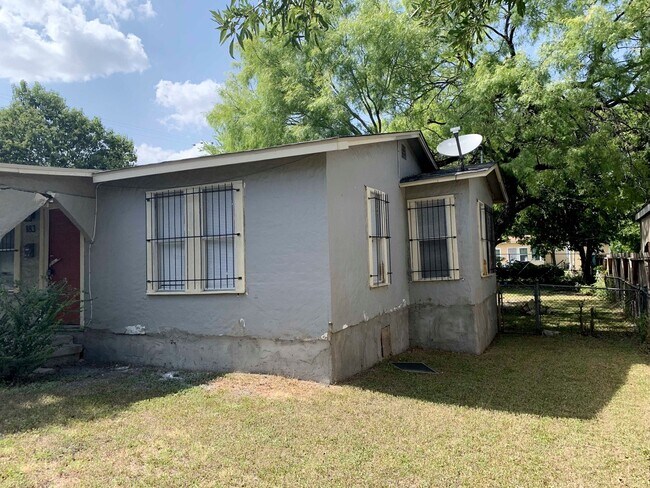 Building Photo - Move In Ready! Charming Corner Lot Home wi...