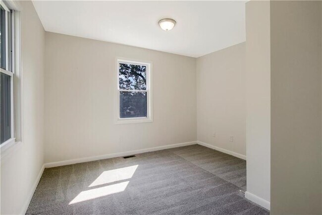 Building Photo - 551 Valley Hill Rd SE