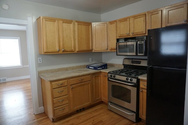 Building Photo - Cute Bungalow in Established Lakewood Neighborhood!