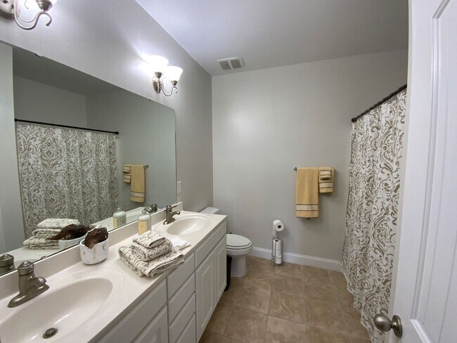 Building Photo - Furnished 3 bedroom 3 bath Condo - Flexible Term lease - Topsail Landing Community