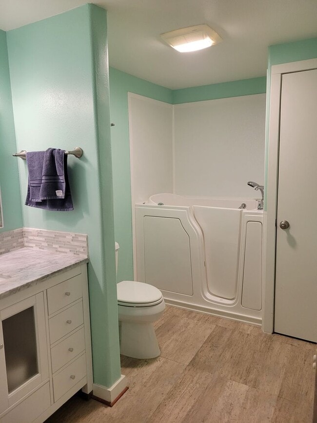 Building Photo - 2BD Condo Located in Charming Neighborhood...