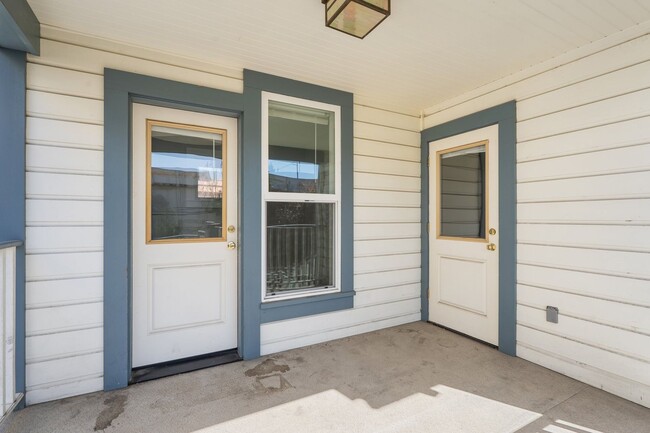 Building Photo - GATED OFF STREET PARKING - Top Floor Unit ...