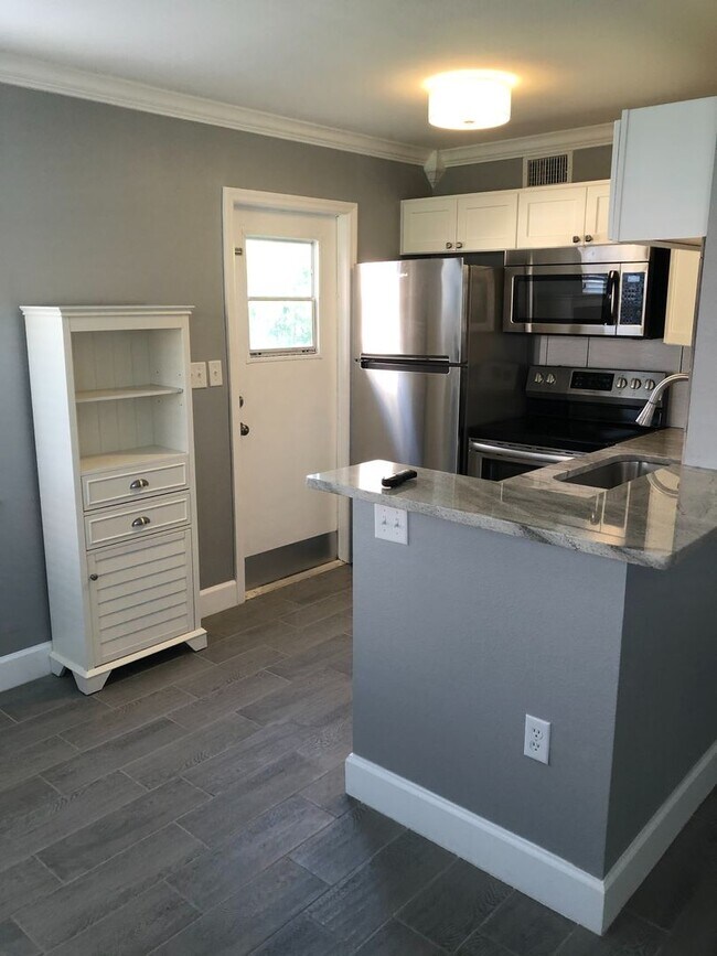 Building Photo - WALK TO THE BEACH FROM YOUR TOTALLY UPDATED, BEAUTIFUL CONDO!