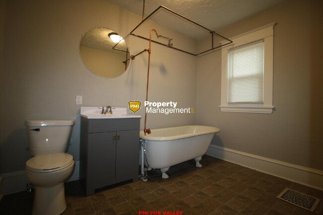Building Photo - Character Home Oshkosh