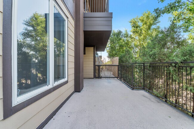 Building Photo - A Great modern 2 Bed / One bath for rent
