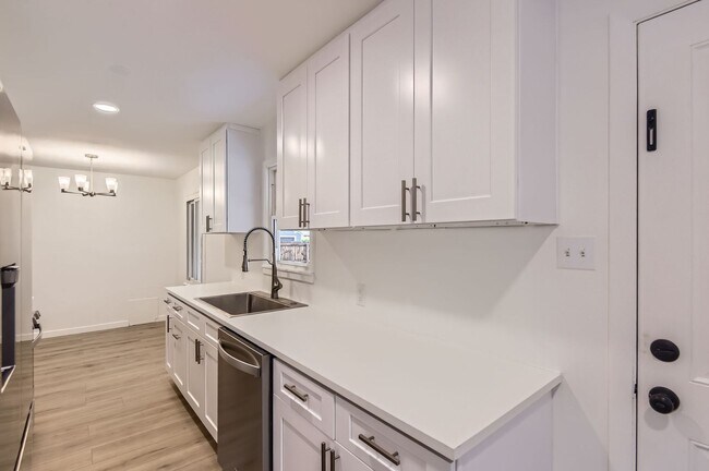 Building Photo - Remodeled 2BD, 1.5BA Chaffee Park Home with 1-Car Garage