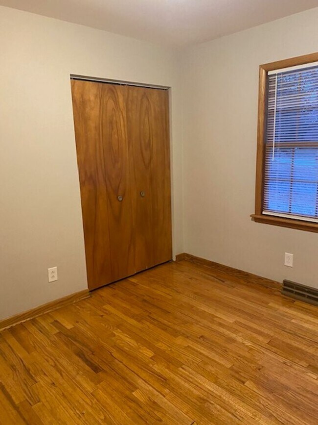 Building Photo - Ranch home with two car garage located on over 1/2 acre