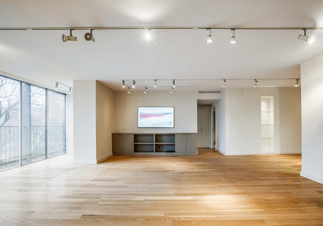 Building Photo - 3310 Fairmount-2042