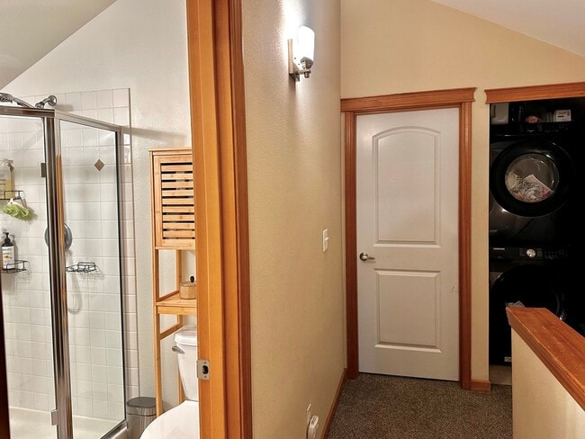 Building Photo - Modern 3BR | 2.5BA Townhome with Private T...