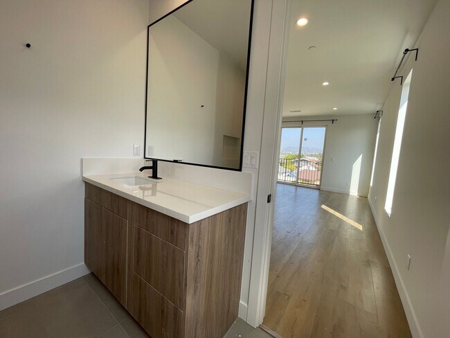 Building Photo - JUST COMPLETED MODERN TOWNHOMES! Never Liv...