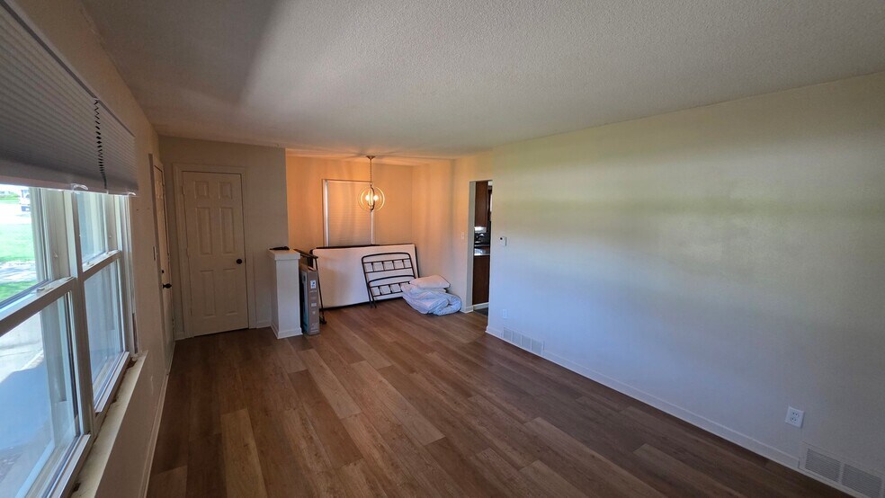 Building Photo - 2564 E Tiffin Ave