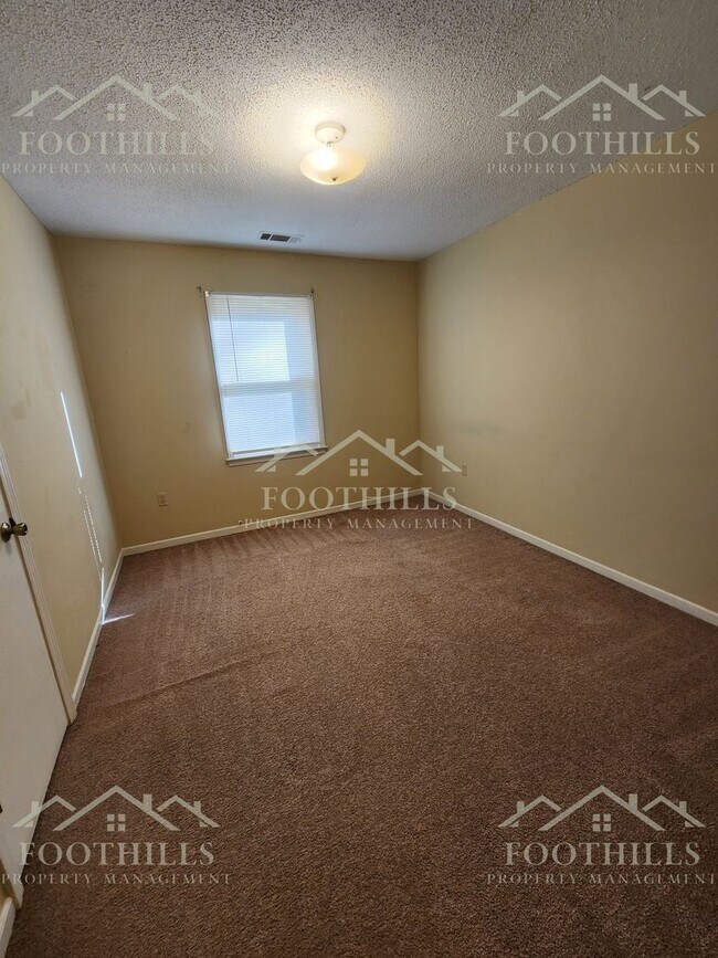 Building Photo - 305 Green Forest Dr