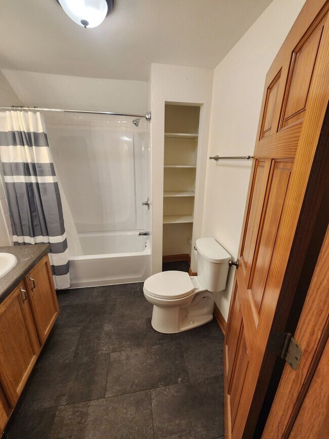 Building Photo - 2 Bedroom, 1.5 Bath Farm HOUSE, LARGE Yard, 2.5 Car Garage! UPDATES!