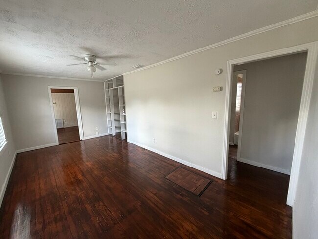 Building Photo - 3/2 Orlando Home Large Back Yard Immediate Move In!