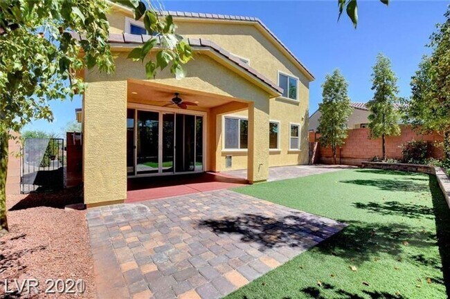 Building Photo - Gated community - 4 bedrooms - 3 baths