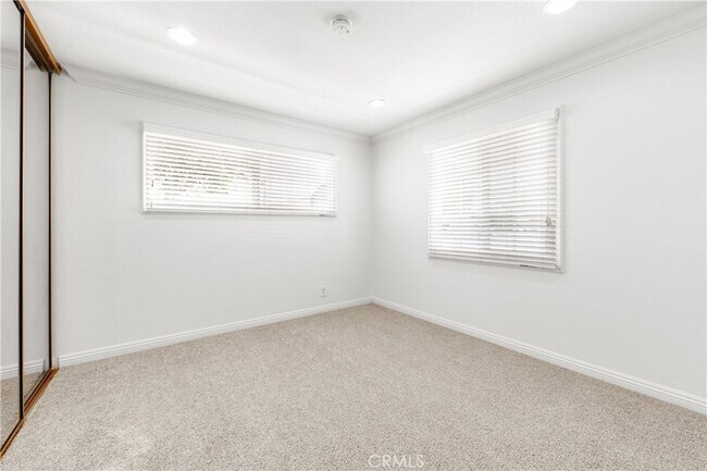 Building Photo - 5892 Meadowlark Dr