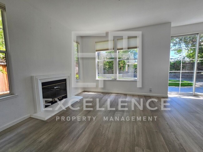 Building Photo - Beautifully Updated 3/2.5 House with Open ...