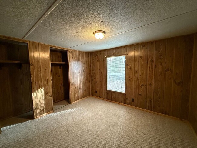 Building Photo - 2 bedroom, 1 bath Mobile Home