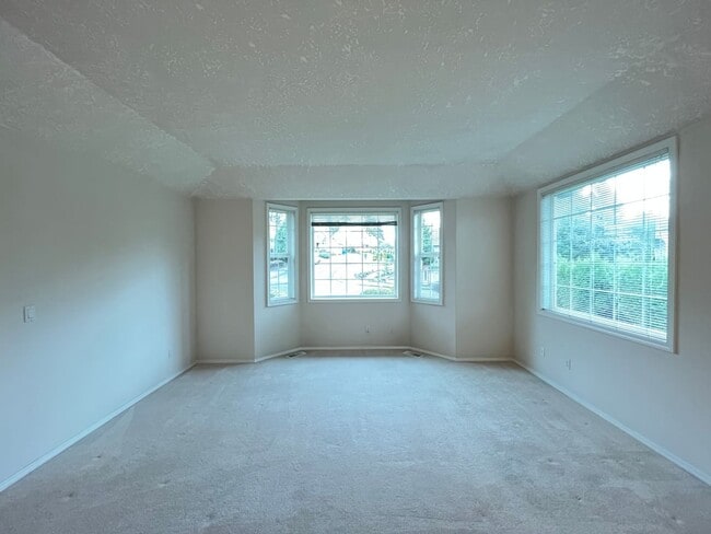 Building Photo - Clackamas Ranch 3 bedroom 2 bathroom - W/D...