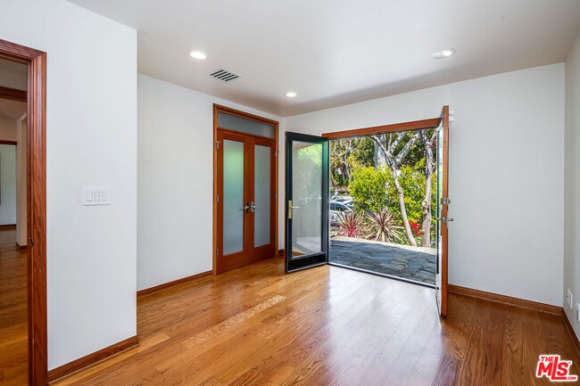 Building Photo - 445 Westmount Dr
