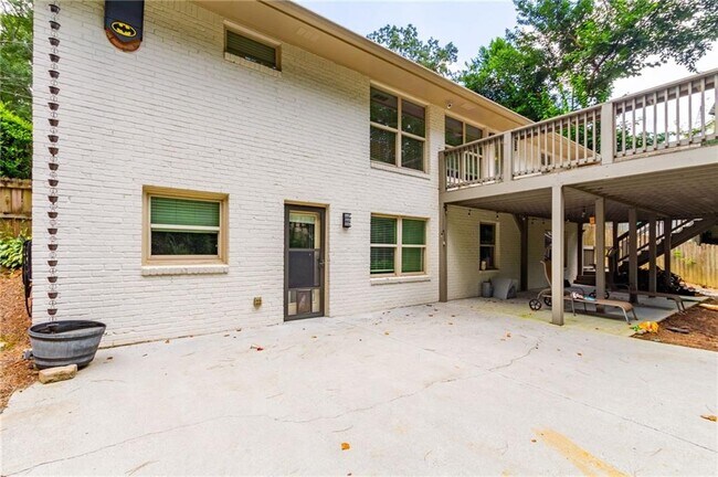 Building Photo - 3014 Skyland Dr NE