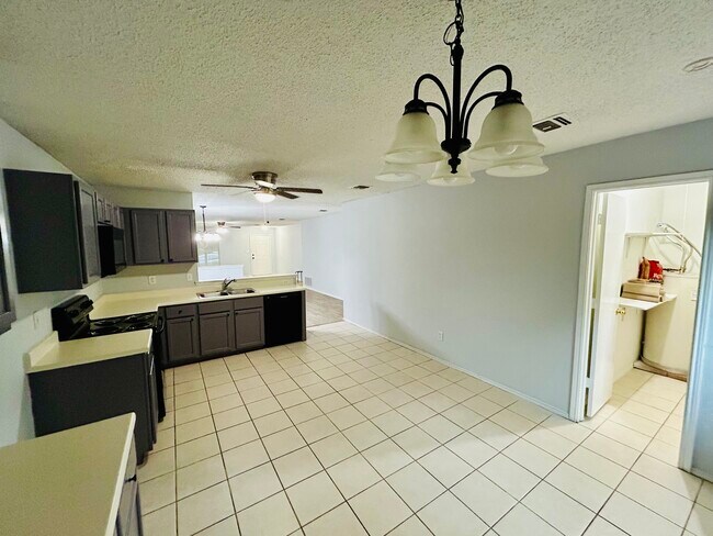 Building Photo - 4404 Courtside Dr