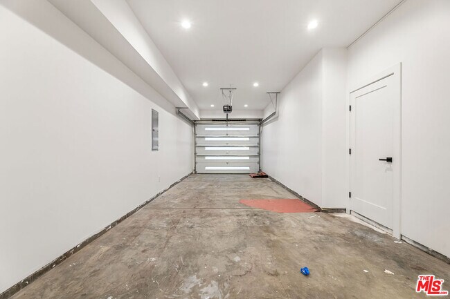 Building Photo - 5120 1/2 Laurel Canyon Blvd