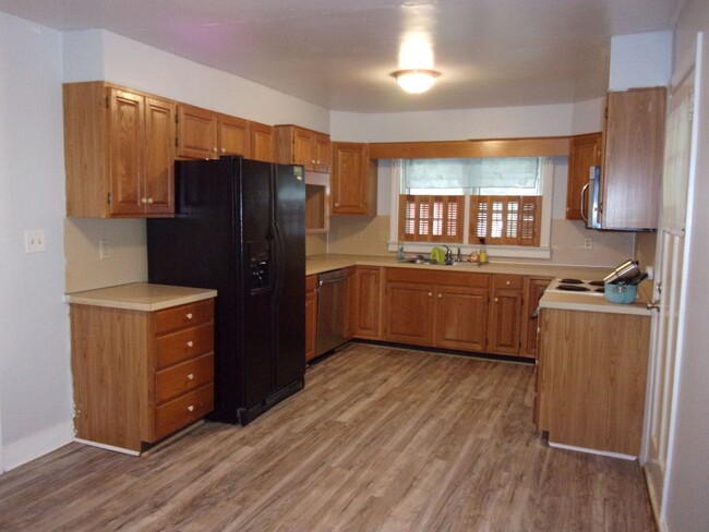 Building Photo - 2 Bedroom 2 Bath Home with Multiple Exteri...