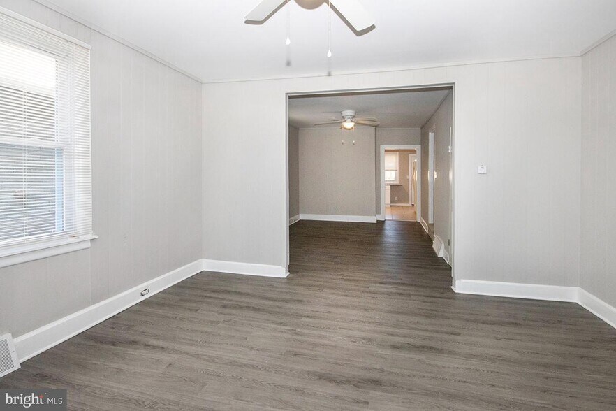 LIVING ROOM - 207 Somerset St
