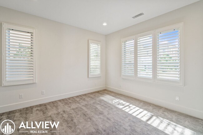 Building Photo - Luxurious and Rare 5 Bed 5.5 Bath Located ...