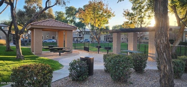 Building Photo - 1225 N 36th St