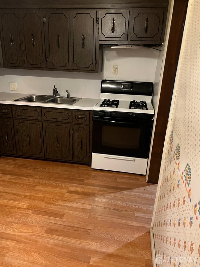 Building Photo - 8 Rosewood Rd