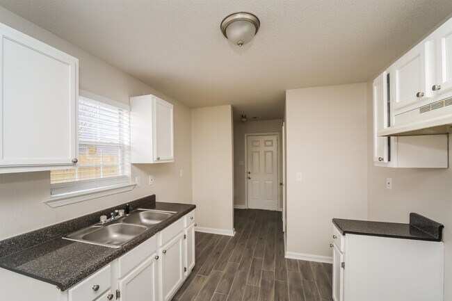 Building Photo - 4689 Waterfront Oak Dr