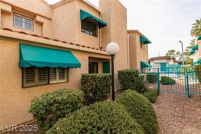Building Photo - LOCATED IN GATED COMMUNITY JUST MINUTES FR...