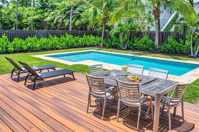 Building Photo - 549 NE 14th Ave