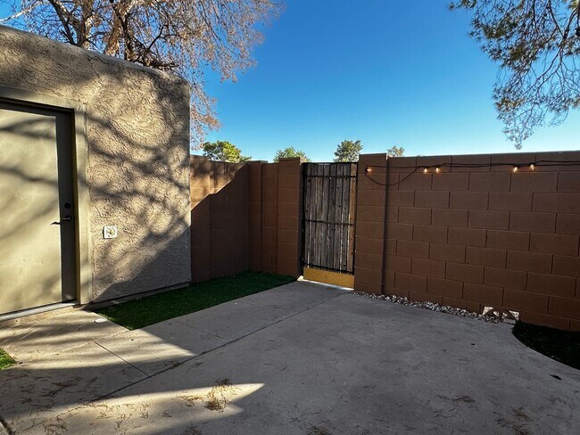 Building Photo - Beautifully Upgraded 3 Bedroom 1 Bathroom ...