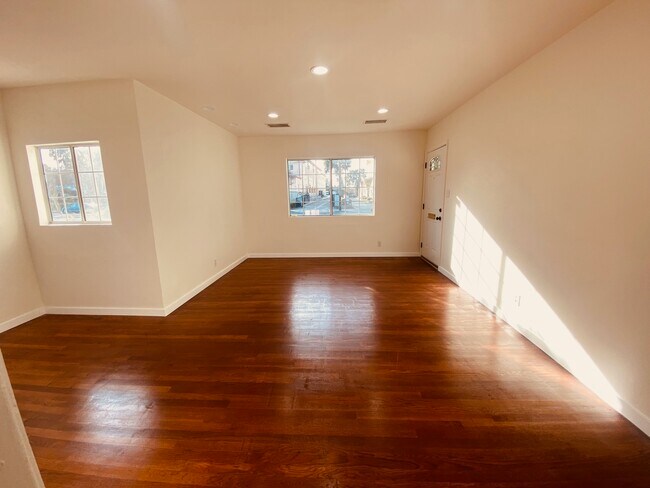 Building Photo - 6004 Lindley Ave