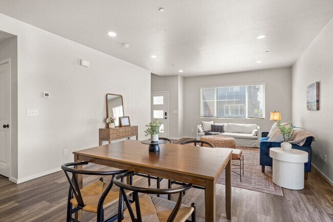 Building Photo - Start a Lease by 12/1 and Receive a $500 R...