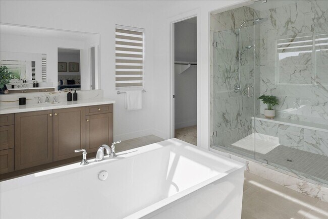 Building Photo - Model-Perfect 5 Bedroom Home in Valencia!