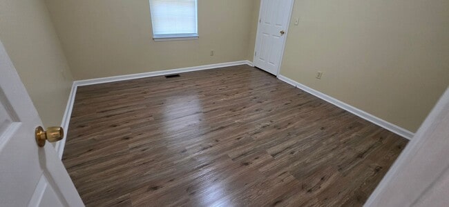 Building Photo - READY TO MOVE IN! 3 BEDS/2 BATHS!
