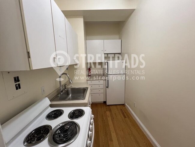 Building Photo - bedroom in Boston MA 02115