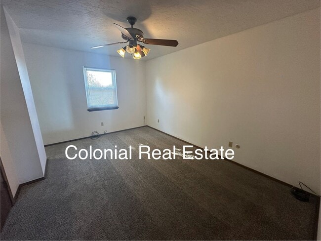 Building Photo - Spacious 2 story home