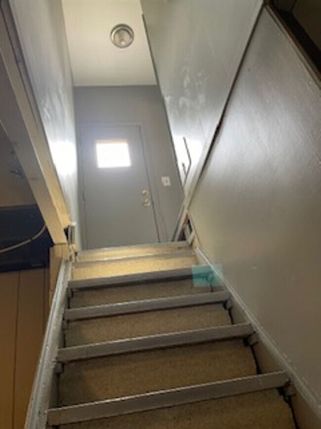 Building Photo - 3 bed 1 bath bungelow in Harper Woods with attached garage and basement