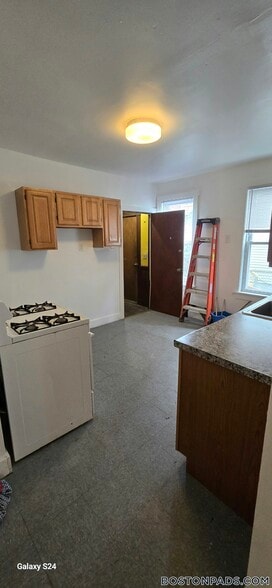 Building Photo - 125 Capen St