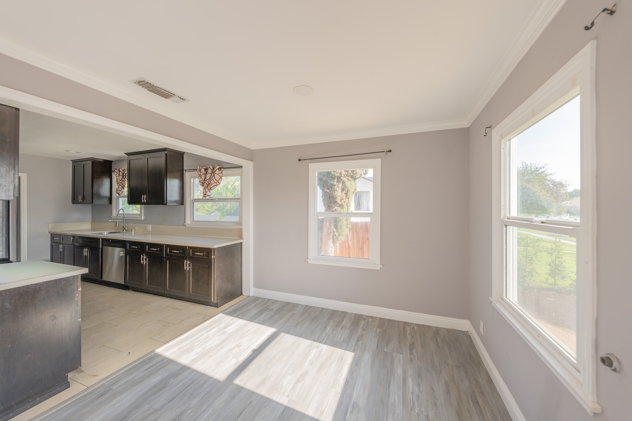 Building Photo - 14947 Chatsworth St