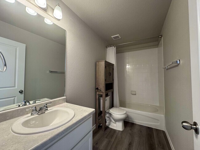 Building Photo - Newer 3 bedroom in Meadowbrook Crossing