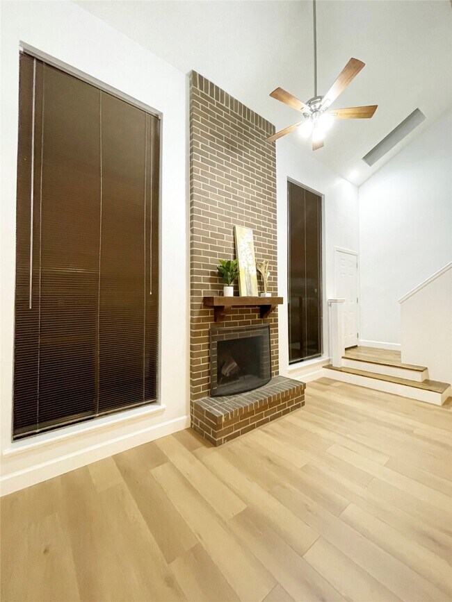 Building Photo - 13716 Hollowgreen Dr