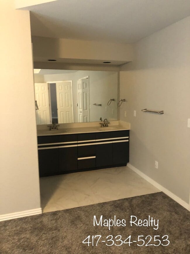 Building Photo - 3 bed/3bath PENTHOUSE condo in Branson, MO